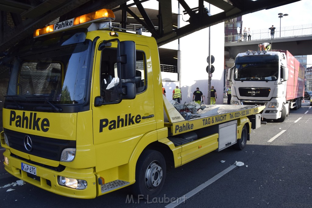 LKW blieb unter Bruecke haengen Koeln Deutz Opladenerstr Deutz Muelheimerstr P144.JPG - Miklos Laubert